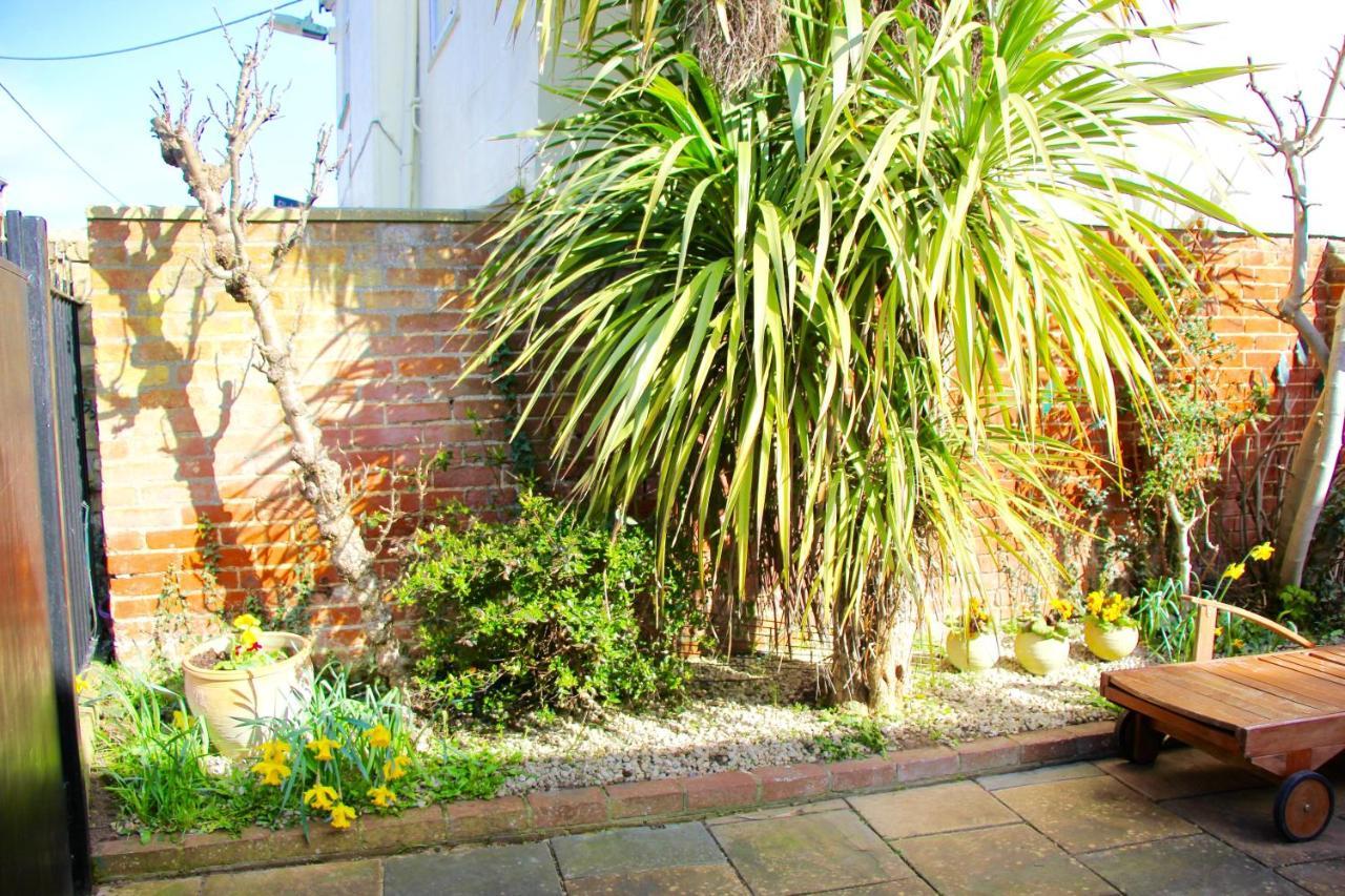 Romantic Flint Cottage On The Suffolk Coast Saxmundham Exterior photo